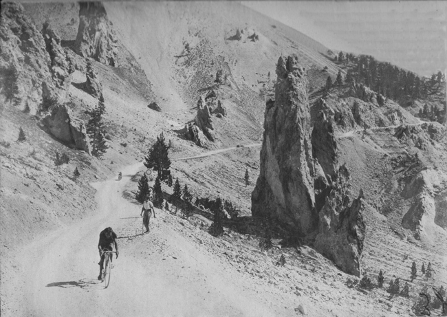 Sylvère Maes descends the Izoard through the Casse Desert