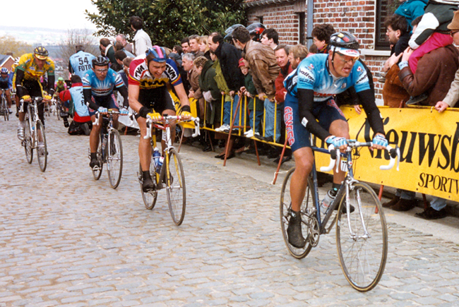 Bjarne Riis leads Tristan Hoffman and moreno Argentin on the Fold Kwaremont