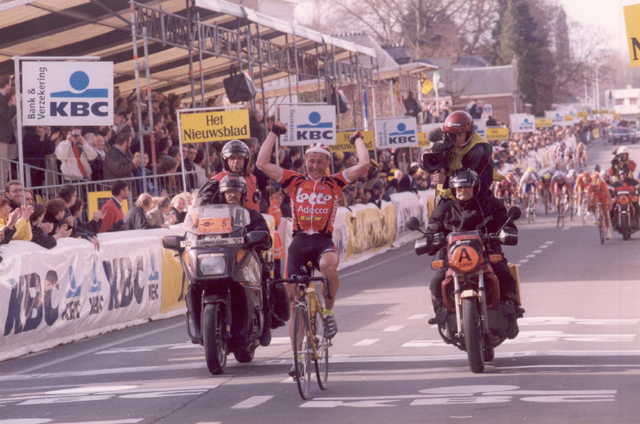 Andrei Tchmil wins the 2000 Ronde van Vlaanderen