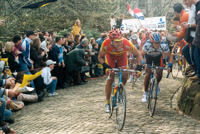 Eddy Mazzoleni leads Viatcheslav Ekimov up the Old Kwaremont