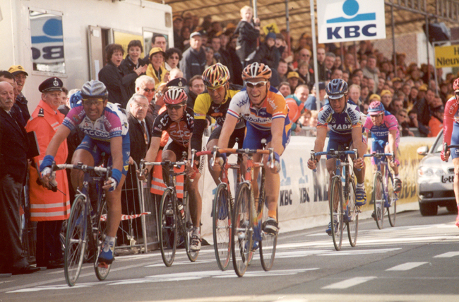 Gianluca Bortolami wins the 2001 Ronde van Vlaanderen