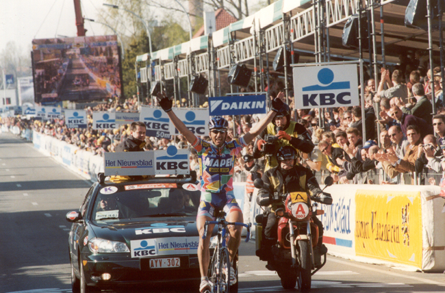 Andrea Tafil win the 2002 Ronde van Vlaanderen