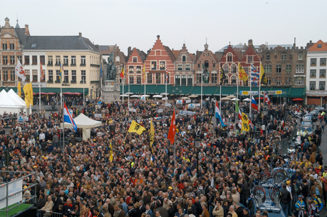 Corwd at the start in Bruge