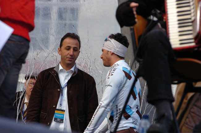 Andrea Tafi and Manuel Belletti at the start