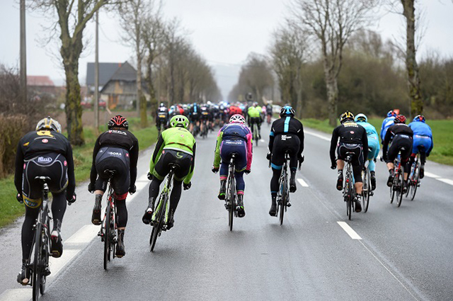 Riders echelon to fight the wind