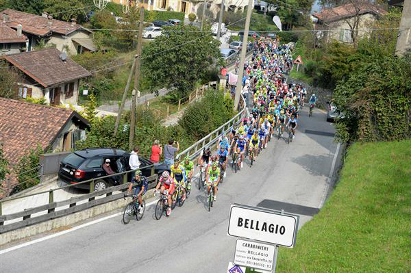 The pack climbs the Ghisallo