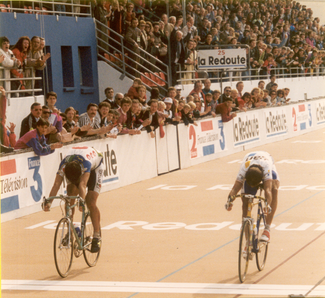 Gilbert Duclos-Lassalle beats Franco Ballerini in the 1993 Paris Roubaix