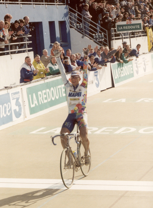 Franco Ballerini wins the 1998 Paris-Roubaix