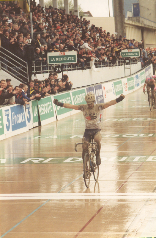 Servais Knaven wins the 2001 Paris-Roubaix