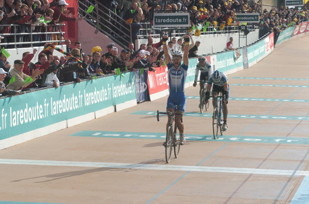 Tom Boonen wins the 2005 Paris-Roubaix