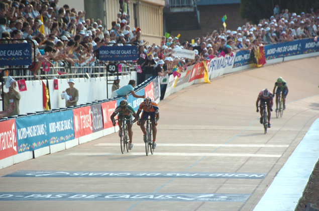 Juan Anotnio Flecha wins the field sprint for second