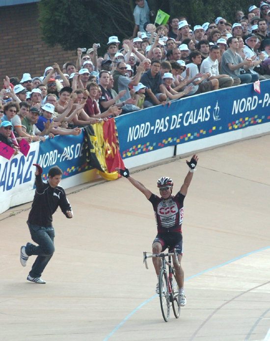 Stuart  O'Grady wins Paris-Roubaix