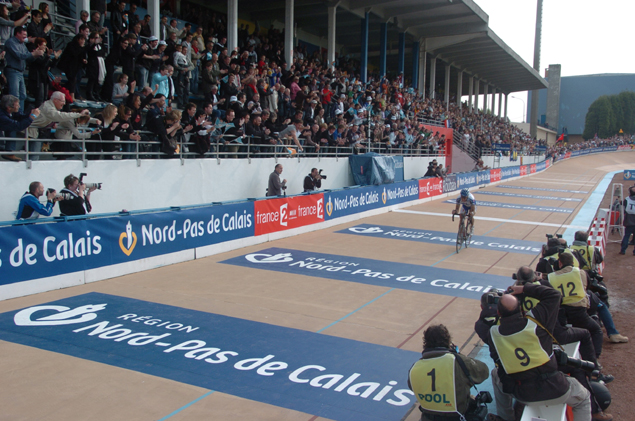 Boonen rides his two laps on the velodrome