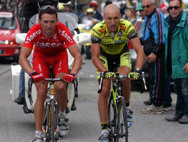 Gilberto Simoni and Stefano Garzelli n the attack