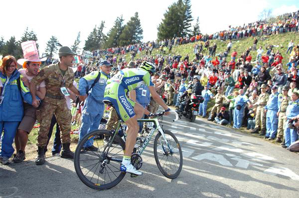 Basso climbs monte Zoncolan