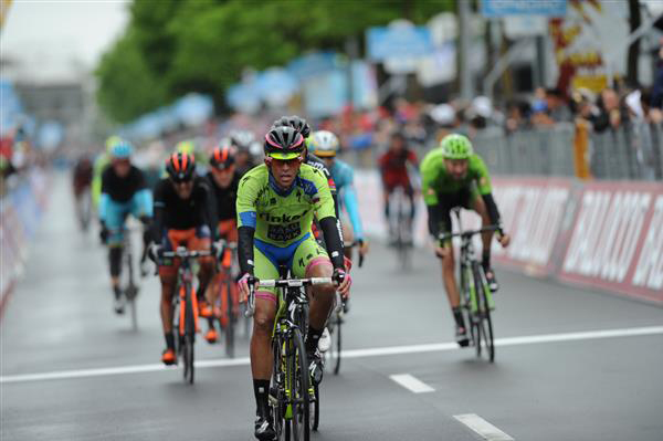 Alberto Contador finishes