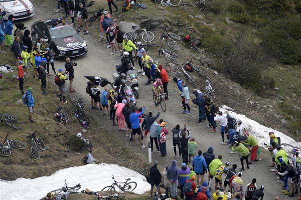 Alberto Contador on the Finestre