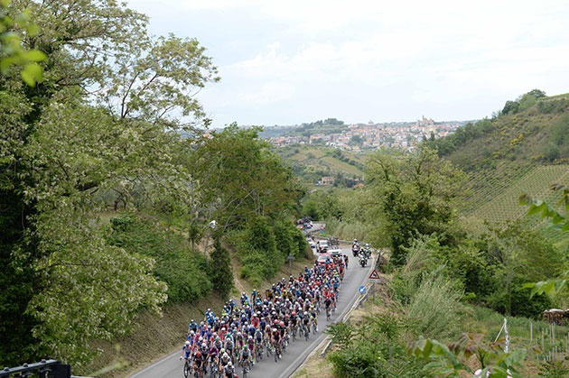 Peloton leaving Tollo