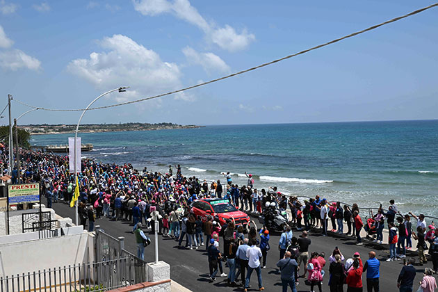 Peloton at Avola Beach