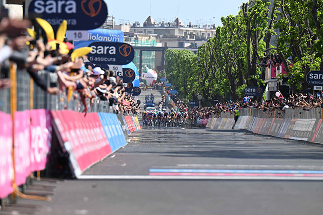 Peloton sprinting