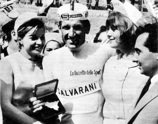 Adorni as the new maglia rosa of the 1965 Giro 