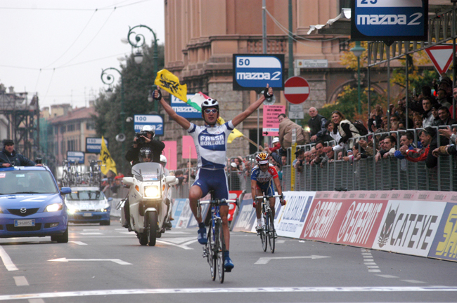 Michele Bartoli wins the 2003 Giro di Lombardia