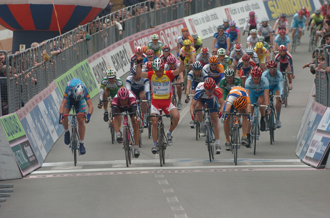 Paolo Bettini wins stage 6 of the 2004 Tirreno-Adriatico