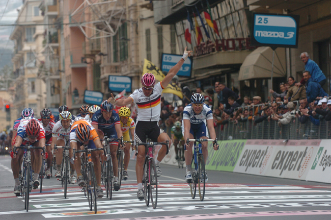 Oscar Freire wins the 2004 Milano-San Remo