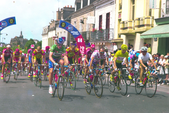 Stage 6 of the 2000 Tour de france begins