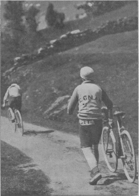 Pierino Albini follows Octave Lapize on the Aubisque