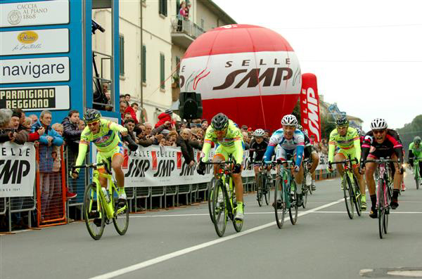 Mauro Finetto wins the field sprint