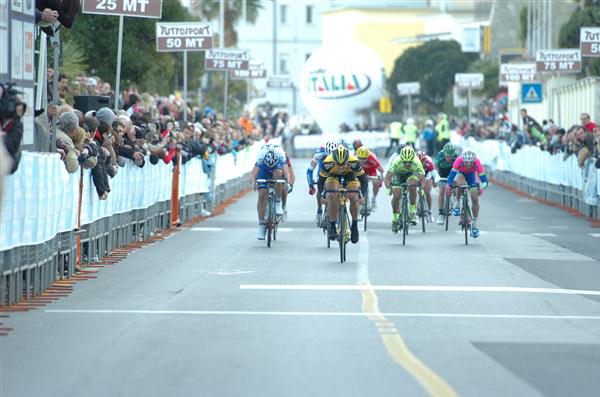 Gerald Ciolek wins the field sprint