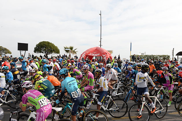 Peloton at start line