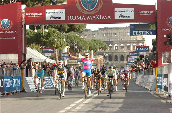 Filippo Pozzato wins the field sprint