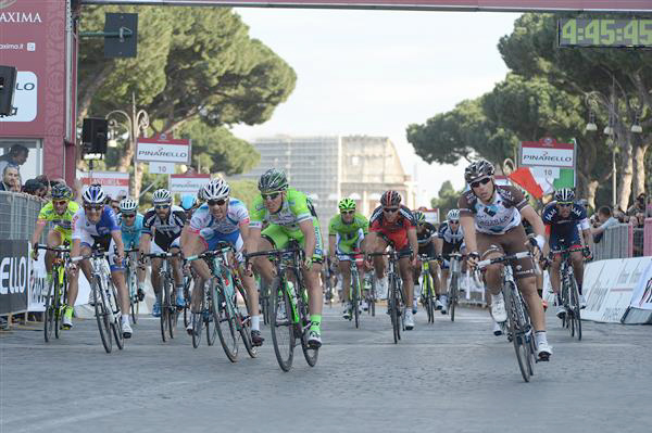 Davide Appolonio wins the field sprint