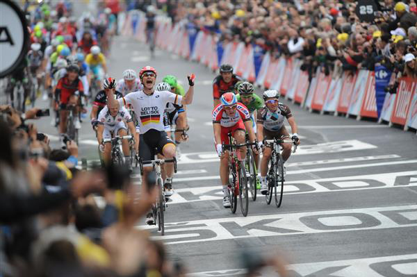 Andre Greipel wins stage 6