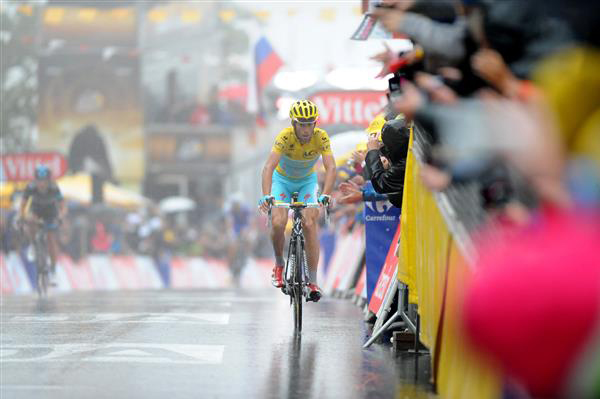 Vincenzo Nibali finishes