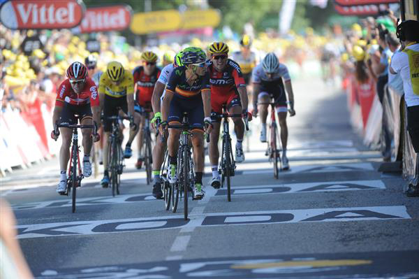 Alejandro Valverde wins field sprint