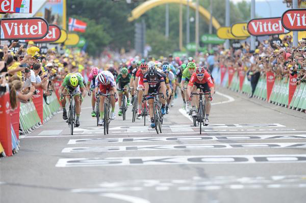 Andre Greipel wins stage 15