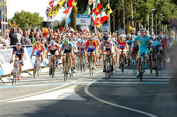 Under 23 mens road race finish