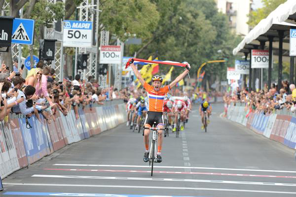 Junior Men's road race finish