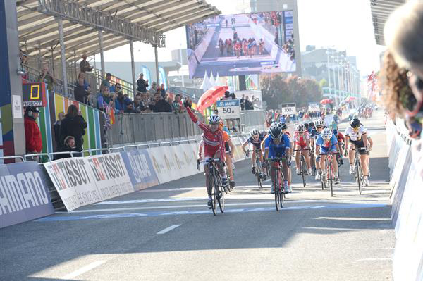 Junior Women's road race finish