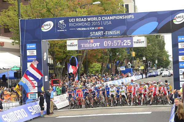 Junior women's peloton at start